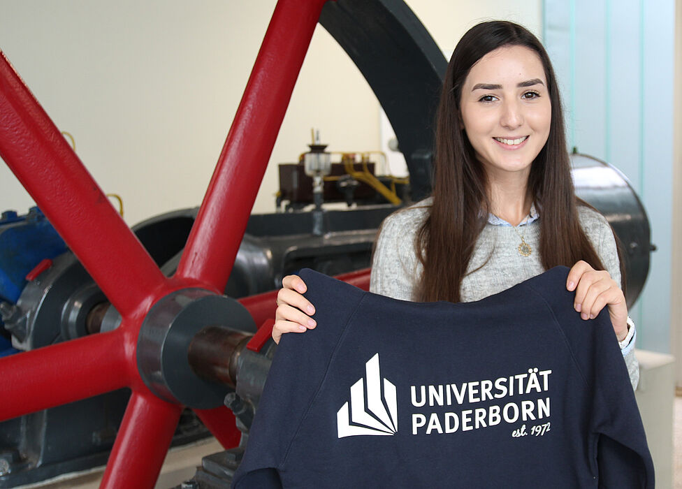 Foto (Universität Paderborn, Vanessa Dreibrodt): Mit ihr sind es erstmals über 20.000 Studierende: Gamze Pehlivan, Maschinenbaustudentin an der Universität Paderborn.