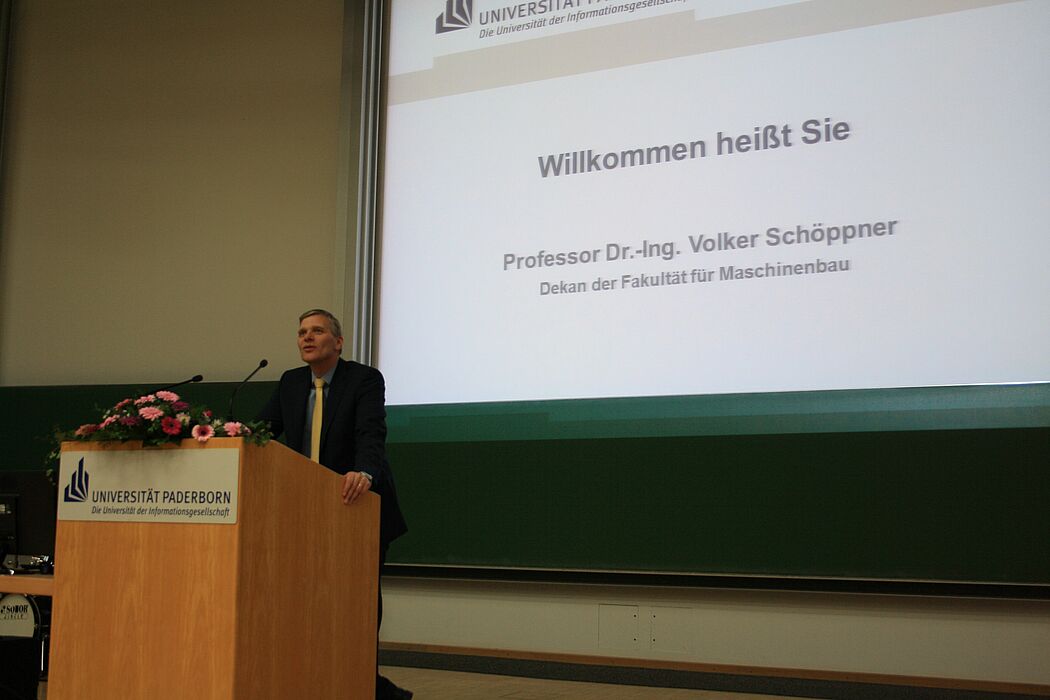 Foto (Linda van Rennings): Dekan Prof. Dr.-Ing. Volker Schöppner begrüßte die Absolventinnen und Absolventen sowie alle Gäste zur Absolventenfeier.