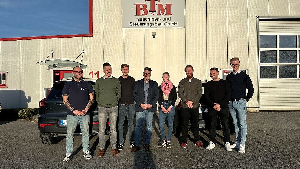 Group photo in front of the production halls of BTM Maschinen- und Steuerungsbau GmbH