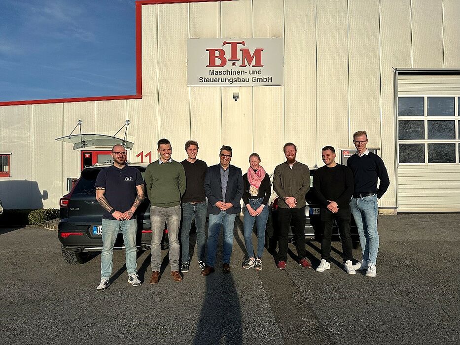 Gruppenfoto vor den Fertigungshallen der BTM Maschinen- und Steuerungsbau GmbH