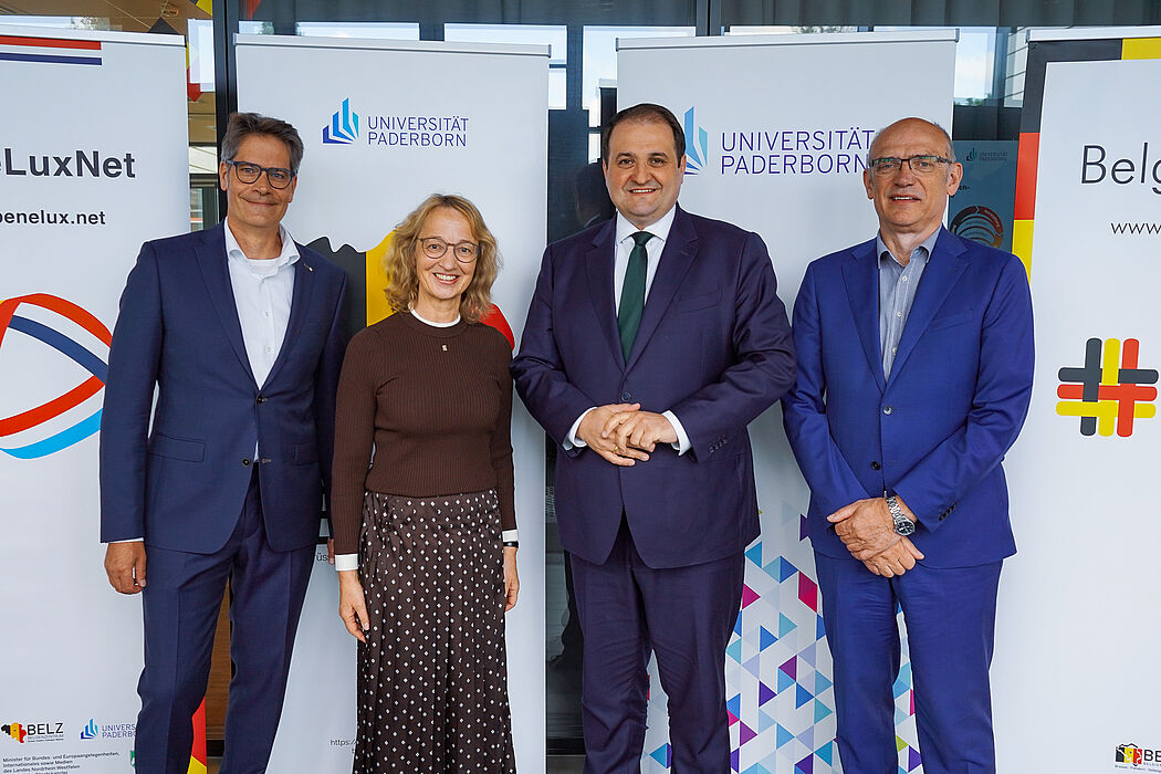 Foto (Universität Paderborn, Johanna Pietsch): Zum BELZ-Jubiläum ist auch NRWs Europa-Minister Nathanael Liminski (2. v. r.) nach Paderborn gekommen. Gemeinsam mit Prof. Dr. René Fahr (l.), Prof. Dr. Sabine Schmitz und Prof. Dr.-Ing. habil. Mirko Schaper von der Universität Paderborn eröffnete er die Feierlichkeiten.