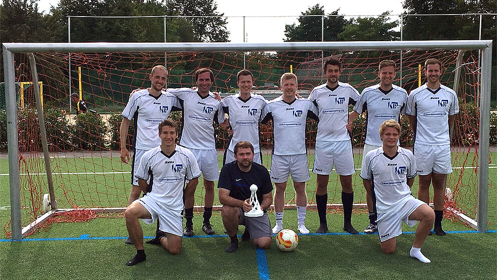 Das siegreiche Team mit dem Pokal