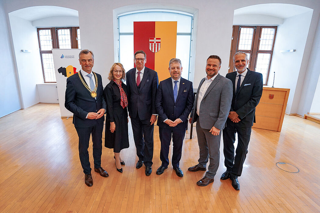 Foto (Universität Paderborn, Johanna Pietsch): Feierten gemeinsam das zehnjährige Jubiläum des Paderborner Belgienzentrums: (v. l.) Paderborns stellvertretender Bürgermeister Robert Siemensmeyer, Prof. Dr. Sabine Schmitz, Botschaftsrat Alexander Homann, der belgische Botschafter SE Piet Heirbaut, Universitätspräsident Prof. Dr. Matthias Bauer und Dr. Sven Mossler vom Auswärtigen Amt. 
