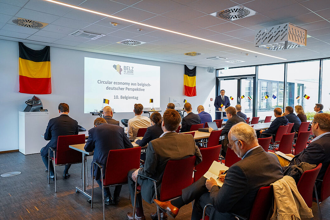 Foto (Universität Paderborn, Johanna Pietsch): Im Y-Gebäude, wo die Paderborner Grundlagenforschung zu hybridem Leichtbau und additiver Fertigung beheimatet ist, kamen Vertreter*innen aus Wirtschaft und Wissenschaft zusammen, um über die Potenziale der Kreislaufwirtschaft zu diskutieren. 