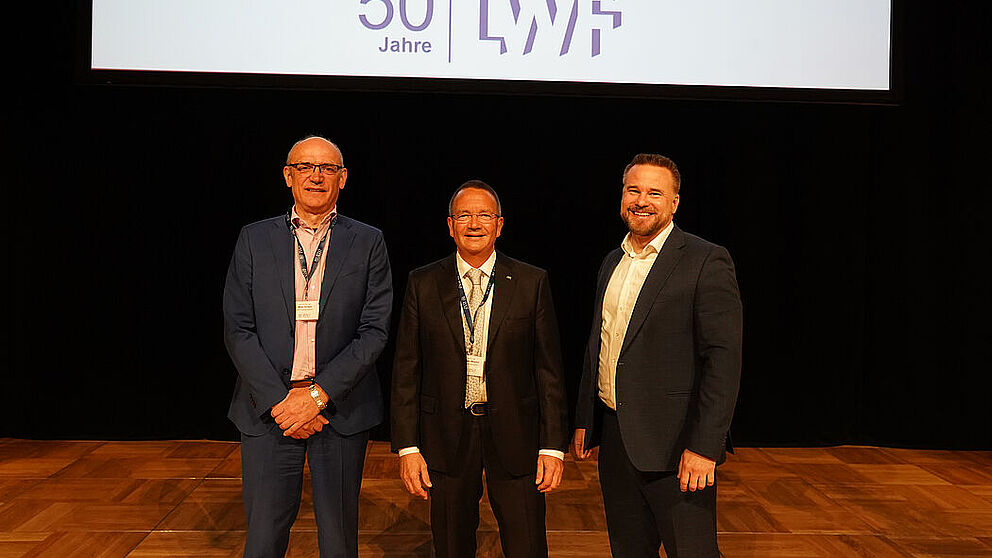 Foto (Universität Paderborn, Felix Thielemann): (v.l.n.r.) Prof. Dr.-Ing. Mirko Schaper, Dekan der Fakultät für Maschinenbau, Prof. Dr.-Ing. Gerson Meschut, Leiter des Laboratoriums für Werkstoff- und Fügetechnik (LWF) und Universitätspräsident Prof. Dr. Matthias Bauer. 