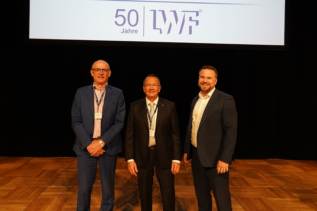 Foto (Universität Paderborn, Felix Thielemann): (v.l.n.r.) Prof. Dr.-Ing. Mirko Schaper, Dekan der Fakultät für Maschinenbau, Prof. Dr.-Ing. Gerson Meschut, Leiter des Laboratoriums für Werkstoff- und Fügetechnik (LWF) und Universitätspräsident Prof. Dr. Matthias Bauer. 