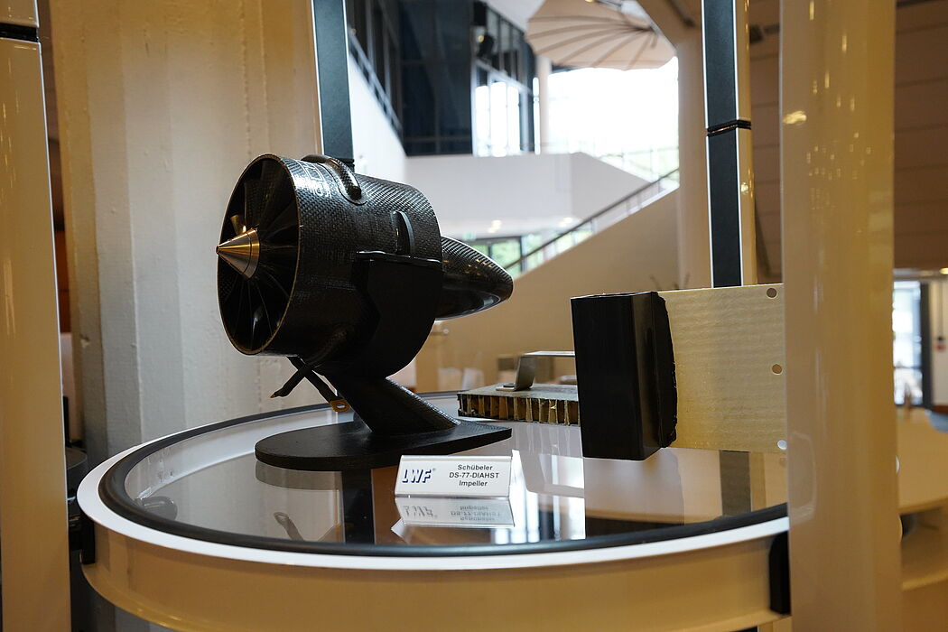 Foto (Universität Paderborn, Felix Thielemann): Bei einer Exponate-Ausstellung vor Ort in der PaderHalle konnten die Gäste unter anderem einige Bauteile begutachten. 