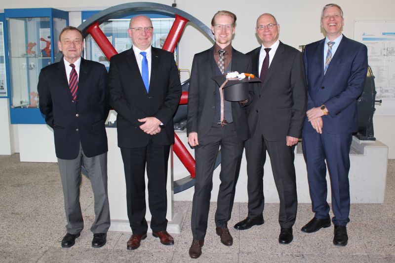 Photo: Malte Strop (center) and members of the examination committee (left to right) Prof. Koch, Prof. Hamayer, Prof. Zimmer, Prof. Schöppner