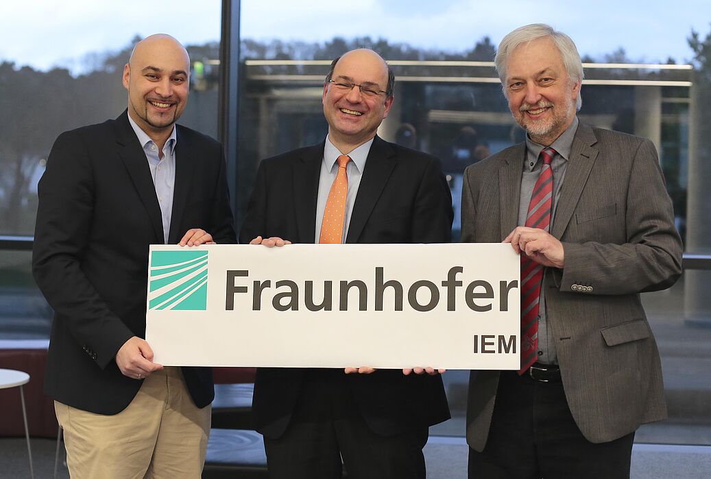 Foto (Fraunhofer IEM): Die Arbeit der letzten fünf Jahre hat sich gelohnt: Dr. Roman Dumitrescu,  Prof. Dr. Ansgar Trächtler und Prof. Dr. Wilhelm Schäfer (Präsident Universität Paderborn) freuen sich über die Eigenständigkeit des Fraunhofer IEM zu