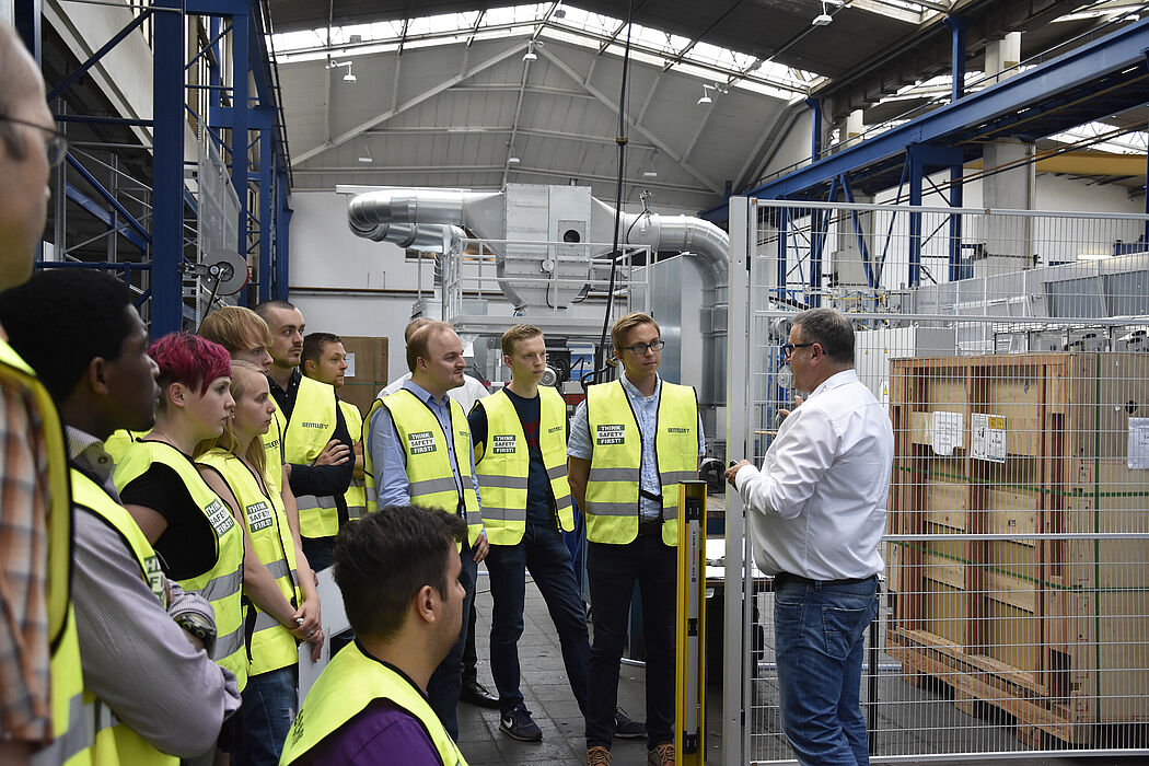 Foto: Ralf Pehle (weißes Hemd), Sicherheitsfachkraft vom BENTELER Maschinenbau, erklärt den Teilnehmern das Thema Arbeitssicherheit in der Praxis.