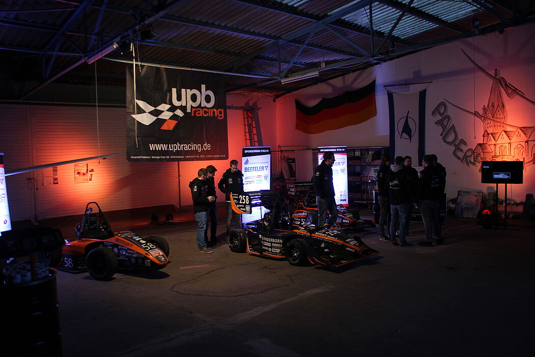Foto (UPBracing Team): Auf dem Sponsorenevent des UPBracing Teams wurden die selbst entwickelten und gefertigten Fahrzeuge präsentiert.